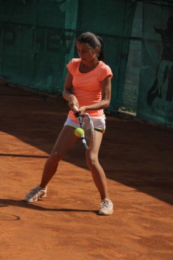 Tenis kortunda güzel genç kız