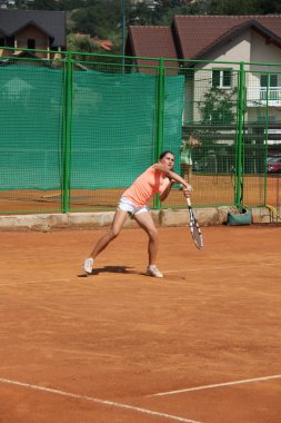 Tenis kortunda güzel genç kız