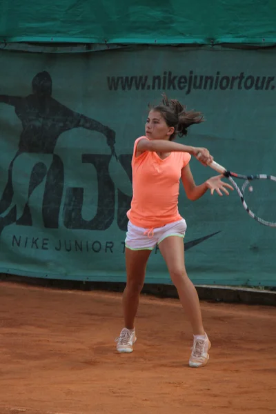 Belle jeune fille sur le court de tennis — Photo