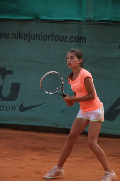 Όμορφη νεαρή κοπέλα στο γήπεδο του τένις — Φωτογραφία Αρχείου