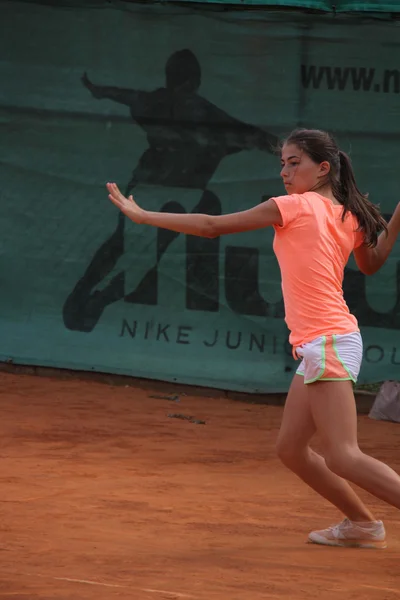 Schöne junge Mädchen auf dem Tennisplatz — Stockfoto