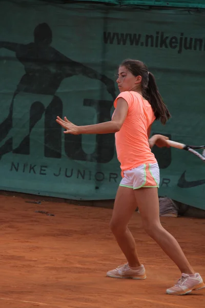 Schöne junge Mädchen auf dem Tennisplatz — Stockfoto