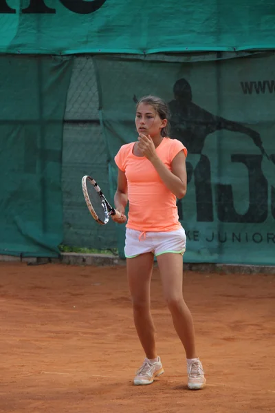 Belle jeune fille sur le court de tennis — Photo