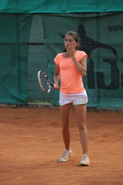 Belle jeune fille sur le court de tennis — Photo