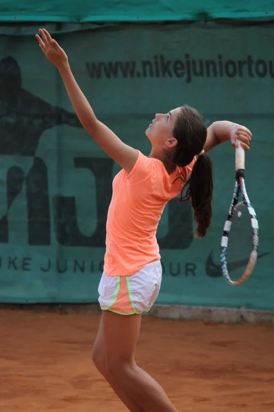 Piękna, młoda dziewczyna na korcie tenisowym — Zdjęcie stockowe