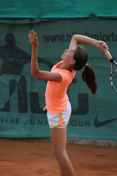 Beautiful young girl on the tennis court — Stock Photo, Image