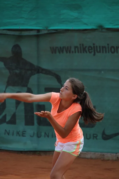 Vacker ung flicka på tennisbanan — Stockfoto