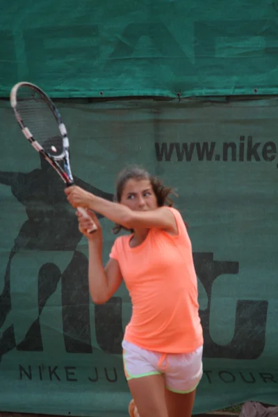 Hermosa joven en la cancha de tenis — Foto de Stock