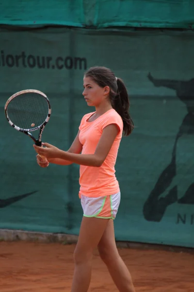 Belle jeune fille sur le court de tennis — Photo