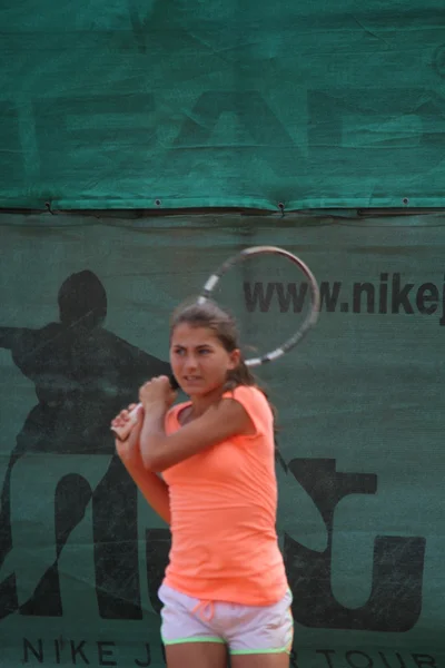 Belle jeune fille sur le court de tennis — Photo