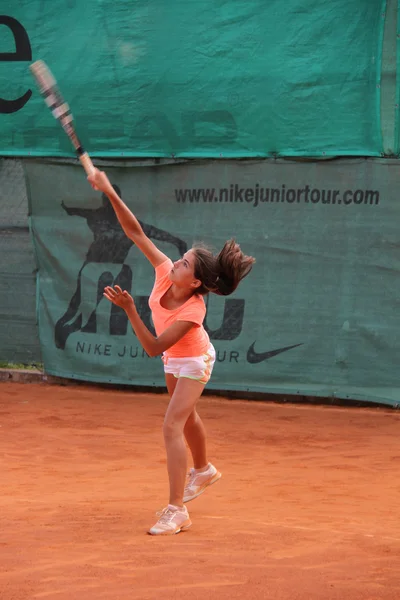 Schöne junge Mädchen auf dem Tennisplatz — Stockfoto