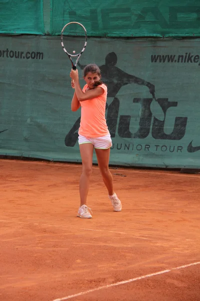 Krásná mladá dívka na tenisový kurt — Stock fotografie