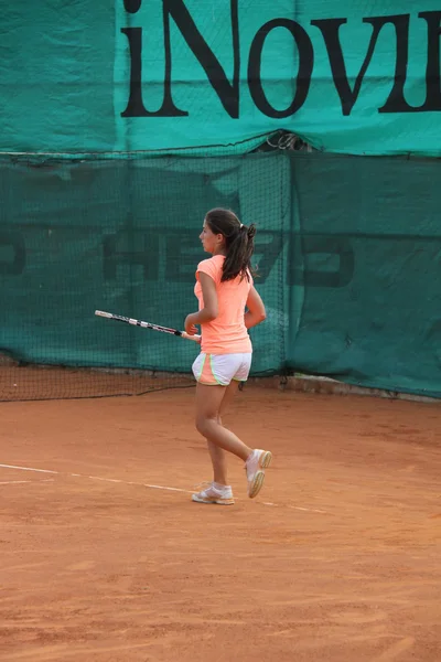 Schöne junge Mädchen auf dem Tennisplatz — Stockfoto