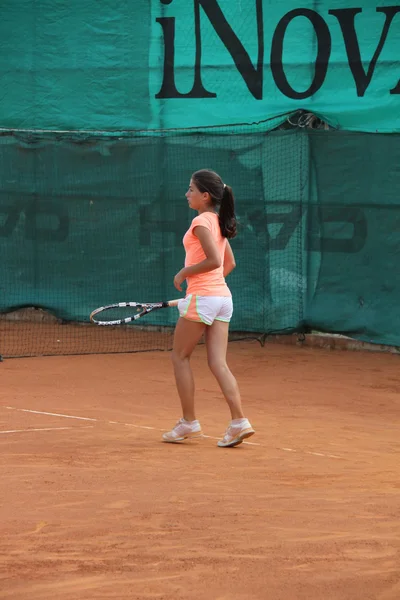 Belle jeune fille sur le court de tennis — Photo