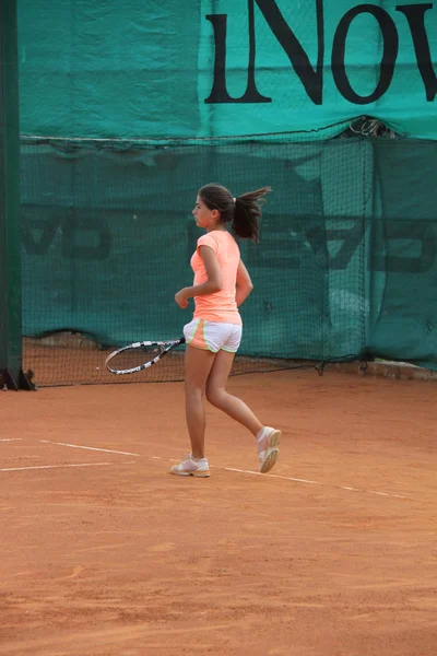 Belle jeune fille sur le court de tennis — Photo