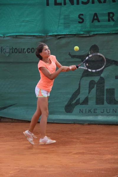 Hermosa joven en la cancha de tenis — Foto de Stock