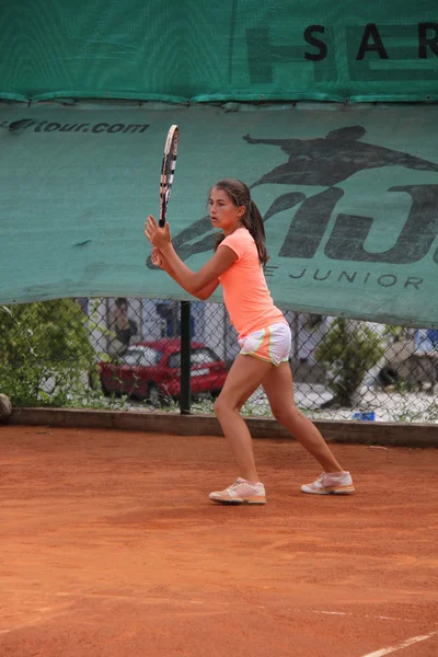 Hermosa joven en la cancha de tenis —  Fotos de Stock