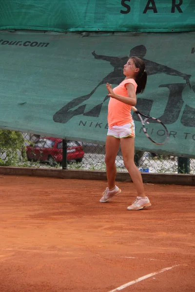 Schöne junge Mädchen auf dem Tennisplatz — Stockfoto