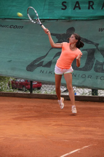 Belle jeune fille sur le court de tennis — Photo