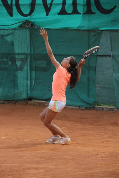 Piękna, młoda dziewczyna na korcie tenisowym — Zdjęcie stockowe