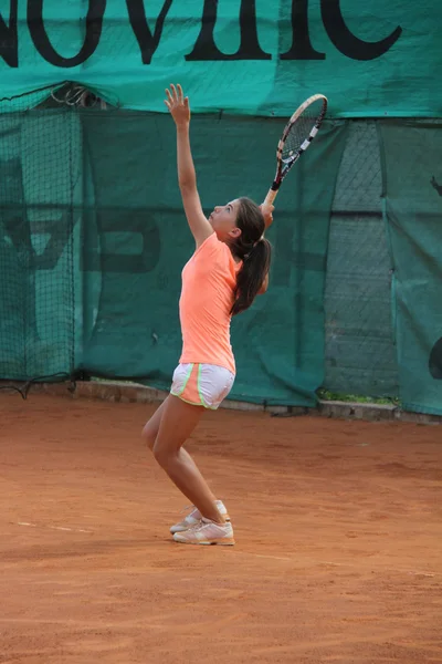 Beautiful young girl on the tennis court — Stock Photo, Image