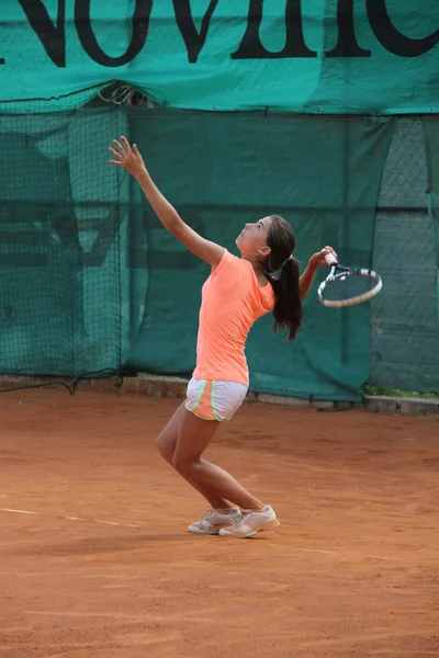 Schöne junge Mädchen auf dem Tennisplatz — Stockfoto