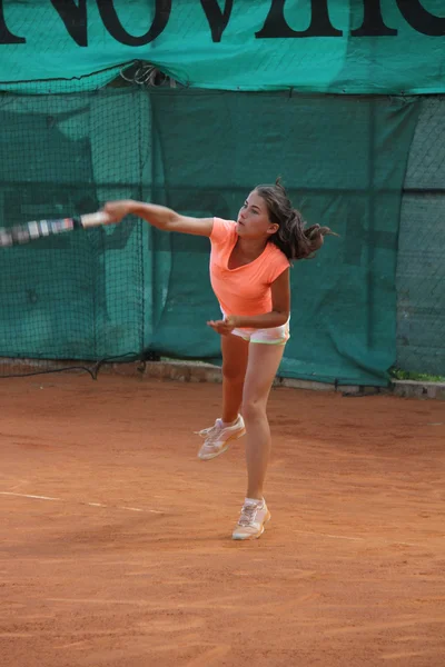 Mooi meisje op de tennisbaan — Stockfoto