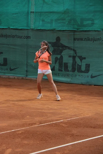 Hermosa joven en la cancha de tenis — Foto de Stock