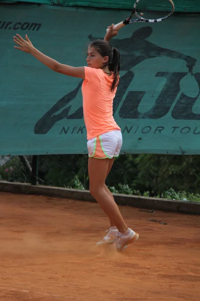 Hermosa joven en la cancha de tenis — Foto de Stock