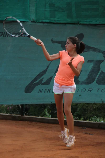 Szép, fiatal lány a teniszpályán — Stock Fotó