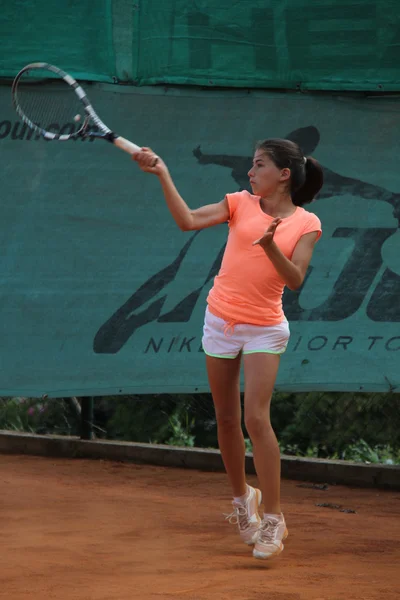 Hermosa joven en la cancha de tenis —  Fotos de Stock