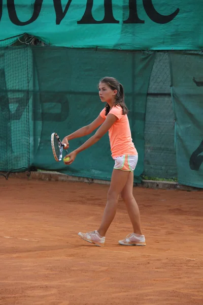 Schöne junge Mädchen auf dem Tennisplatz — Stockfoto