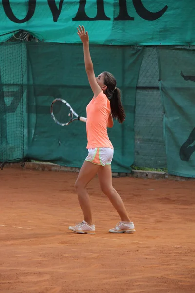 Beautiful young girl on the tennis court — Stock Photo, Image