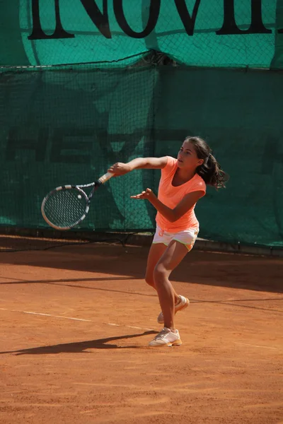 Schöne junge Mädchen auf dem Tennisplatz — Stockfoto