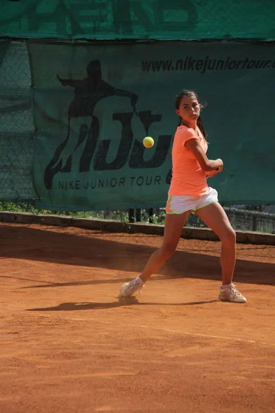 Mooi meisje op de tennisbaan — Stockfoto