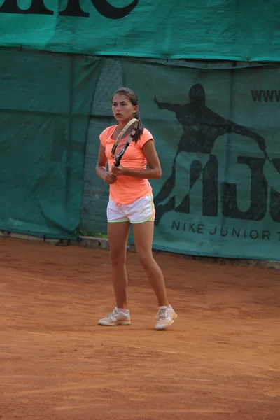 Belle jeune fille sur le court de tennis — Photo