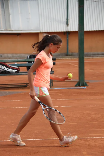 Schöne junge Mädchen auf dem Tennisplatz — Stockfoto