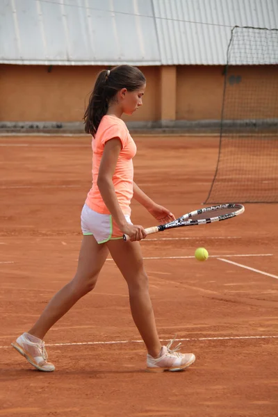 Hermosa joven en la cancha de tenis —  Fotos de Stock