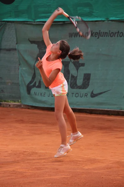 Hermosa joven en la cancha de tenis —  Fotos de Stock