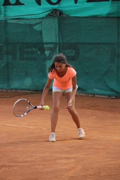 Schöne junge Mädchen auf dem Tennisplatz — Stockfoto