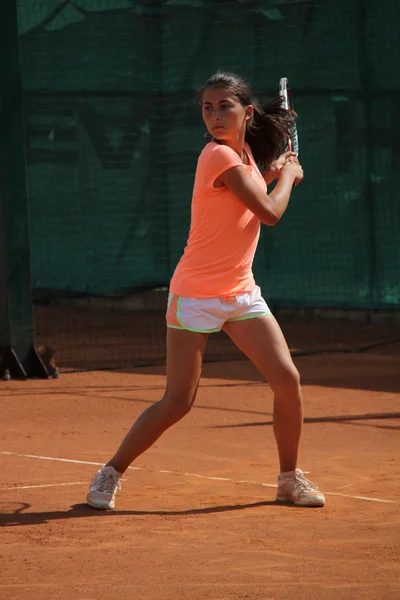 Schöne junge Mädchen auf dem Tennisplatz — Stockfoto