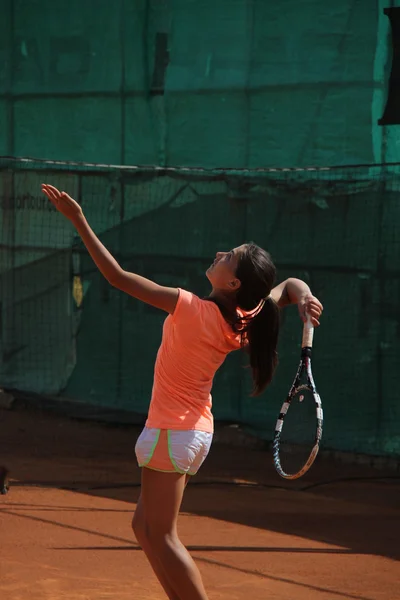 Menina bonita na quadra de tênis — Fotografia de Stock