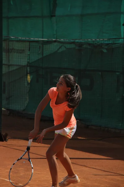 Belle jeune fille sur le court de tennis — Photo