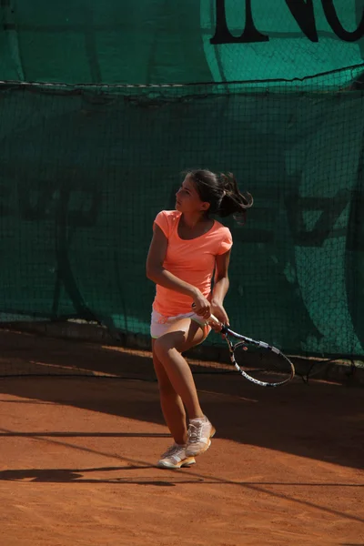 Schöne junge Mädchen auf dem Tennisplatz — Stockfoto