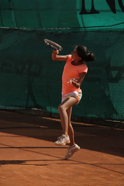 Schöne junge Mädchen auf dem Tennisplatz — Stockfoto