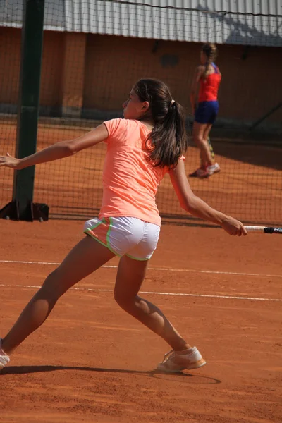 Bella ragazza sul campo da tennis — Foto Stock