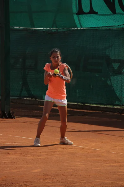 Hermosa joven en la cancha de tenis —  Fotos de Stock