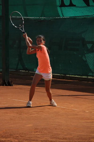 Belle jeune fille sur le court de tennis — Photo