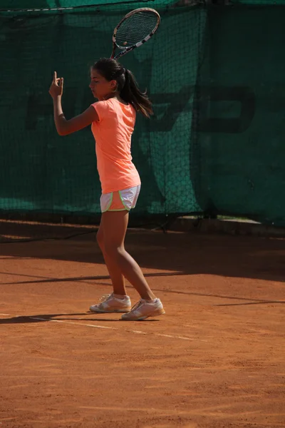 Όμορφη νεαρή κοπέλα στο γήπεδο του τένις — Φωτογραφία Αρχείου
