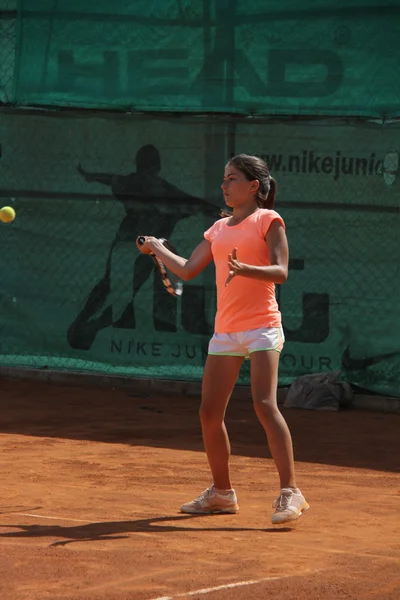 Hermosa joven en la cancha de tenis —  Fotos de Stock